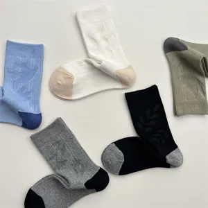 Detailed view of cozy cotton mid-tube socks with elegant jacquard pattern, soft and stylish.
