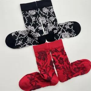 Chaussettes mi-hautes en coton pour femmes avec design relief floral rétro, respirantes.