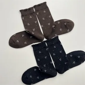 Calzini medi carini con jacquard di ciliegie, volant e filato colorato per autunno e inverno.