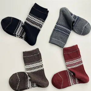 Λεπτομερής όψη από ρετρό πλεκτές κάλτσες Fair Isle με γεωμετρικά σχέδια και χρώματα.