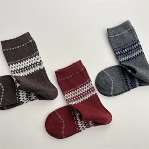 Vintage πλεκτές κάλτσες Fair Isle, λεπτομερής εικόνα ρετρό σχεδίου για χειμώνα.