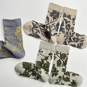 Vue détaillée de chaussettes mi-mollet en coton à relief floral vintage et texturé.