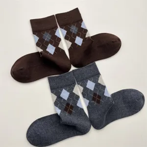 Calze medie classiche in misto lana argyle marrone e grigio, vista di dettaglio piatta.