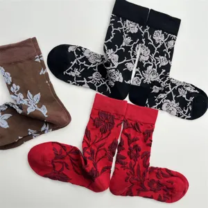 Vue detaillee de chaussettes mi-mollet en coton pour femme avec motif floral vintage unique.