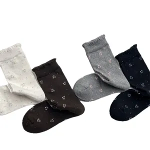 Calzini medi donna jacquard ciliegia carini con punti colorati autunno inverno cotone morbido