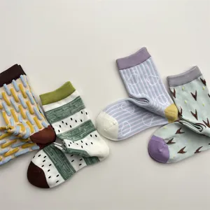 Vue détaillée de chaussettes en tricot à motifs colorés avec textures géométriques.