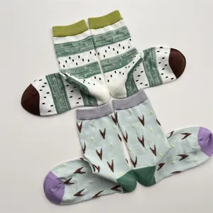 Vue détaillée de chaussettes mi-mollet en coton pour femmes aux motifs géométriques originaux.
