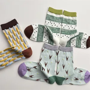 Gros plan de chaussettes mi-hautes texturées aux motifs géométriques élégants.