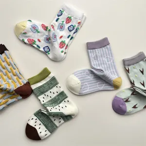 Vue détaillée de chaussettes mi-hautes pour femmes en coton aux motifs géométriques texturés.