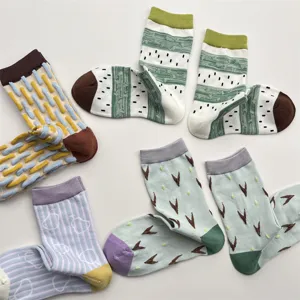 Vue détaillée de chaussettes montantes géométriques texturées, chaussettes en coton tendance.