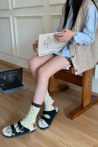 Vue détaillée de chaussettes montantes en coton à motif géométrique irrégulier pour femmes.