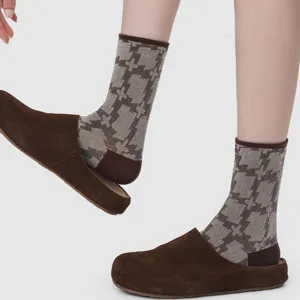 Vintage geometric pattern mid-tube women socks, contrast color retro cotton socks.