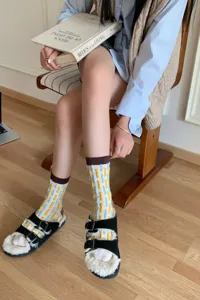 Vue détaillée des chaussettes mi-mollet à motif géométrique gaufré avec rayures color-block.