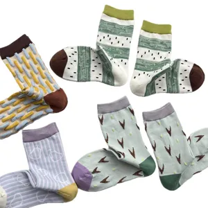Chaussettes mi-hautes en coton à motifs géométriques pour femmes, confortables et tendance.