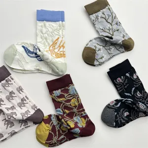 Chaussettes mi-hautes en coton brodées de fleurs botaniques rétro vintage pour femmes chic.