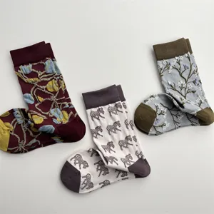 Vue détaillée de chaussettes mi-mollet en coton avec broderie vintage et motifs mignons.