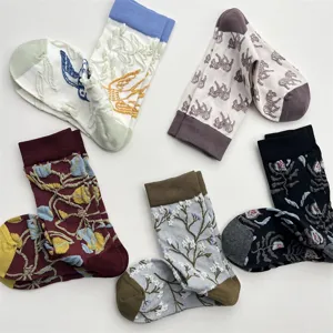 Vue détaillée de chaussettes mi-mollet en coton vintage avec motifs botaniques uniques.