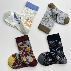 Chaussettes en coton de style rétro vintage avec de jolis motifs d'oiseaux et de fleurs.