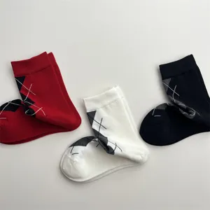 Calze a metà tubo vintage autunno inverno con motivo argyle e croce minimalista in cotone.