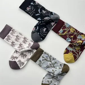 Chaussettes mi-mollet en coton style rétro avec jolis motifs poneys et fleurs en automne.