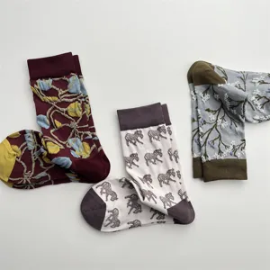 Chaussettes mi-hautes femme en coton à motifs floraux et zébrés, style vintage hivernal.