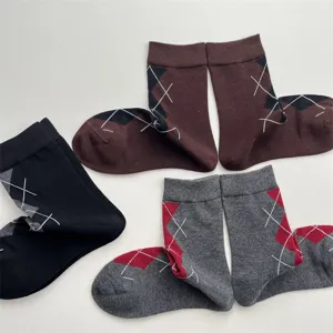 Vista dettagliata di calze a metà polpaccio in cotone con motivo argyle britannico.