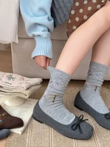 Calzini medi in lana con fiori vintage da donna, morbidi e accoglienti calzini.