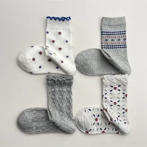 Vista detallada de calcetines de tubo medio con flores y trenzas lindos para mujer otoño