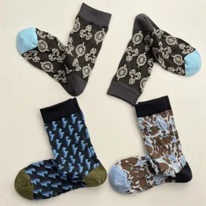 Chaussettes mi-tubes femme texturées relief avec motifs géométriques irréguliers hiver.
