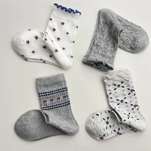 Calcetines de tubo medio con flores y trenzas de estilo coreano para mujer, otoño e invierno.