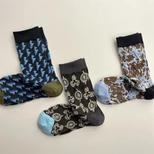 Chaussettes mi-hautes texturées pour femmes avec motifs géométriques en relief, style automne.