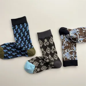 Vue détaillée de chaussettes mi-mollet texturées avec des motifs géométriques irréguliers uniques.