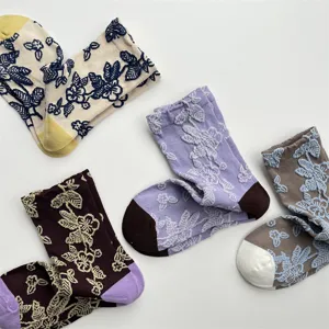 Vista dettagliata di calze medie coreane dolci con fiori goffrati 3D in stile palazzo.