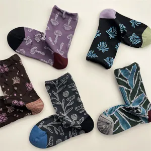 Women's retro floral relief mid-calf socks, stylish autumn winter cotton socks.