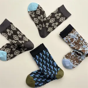 Vue détaillée de chaussettes tendance pour femmes avec texture en relief et motifs.