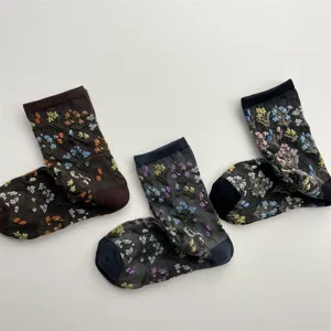 Japanische vintage geprägte florale Socken, Herbst Winter Hofstil Baumwollsocken für Damen.