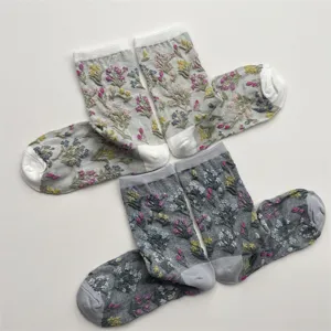 Vintage gepraegte Blumen Wadenwolle Socken, 3D botanische Blumenmuster, gemuetlicher Stil.