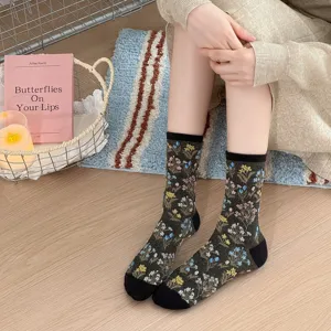 Nahaufnahme von vintage Blumen-Wadenstrümpfen mit schwarzer Ferse und Spitze auf Holzboden.