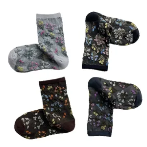 Vintage Damen Baumwollsocken mit floralem Reliefmuster, gemütliche Retro Socken für Herbst.