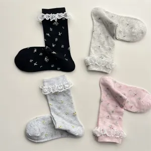 Chaussettes mi-mollet japonaises à fleurs et résille avec joli volant en dentelle blanche.