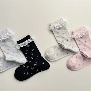Détail de chaussettes en résille dentelle florale, coton respirant avec bordure volantée.