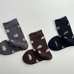 Dettaglio jacquard con animale soffice che mostra la morbida consistenza in cotone di questi calzini.