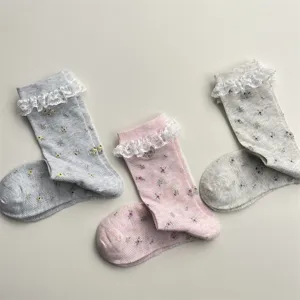 Gros plan détaillé de chaussettes en filet fleuri avec de superbes volants en dentelle.