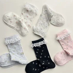 Chaussettes mi-hautes en filet fleuri mignon avec bordure en dentelle, coton respirant.