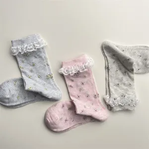 Chaussettes mi-hautes en filet fleuri avec volants de dentelle délicate, détail.