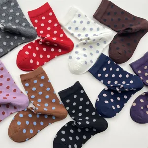Chaussettes en coton à pois colorés pour femmes style japonais doux et décontracté.