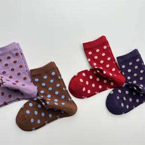 Vue détaillée de chaussettes en coton à pois colorés avec de charmants motifs.