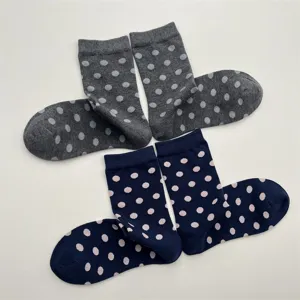 Chaussettes mi-mollet en coton pour femme, joli motif à pois, vue détaillée gris et bleu.