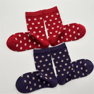 Chaussettes mi-hautes à pois pour femmes, style japonais coton doux pour tous les jours.