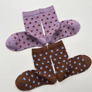 Chaussettes mi-mollet à pois mignons pour femmes, design élégant bicolore, confortables au quotidien.